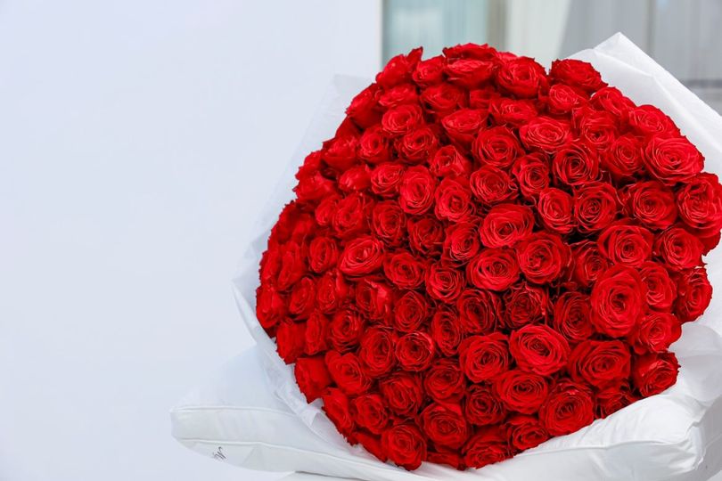 100本のバラの花束