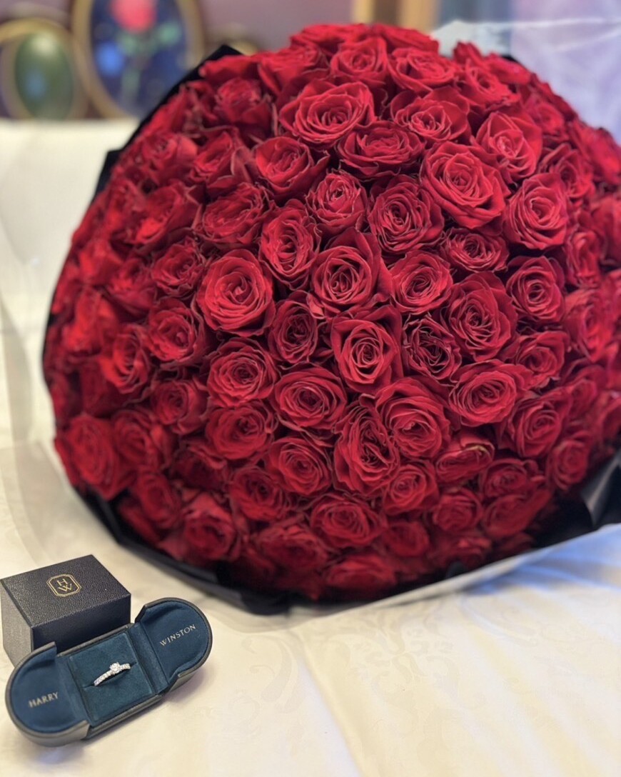 100本のバラの花束を贈るディズニープロポーズ
