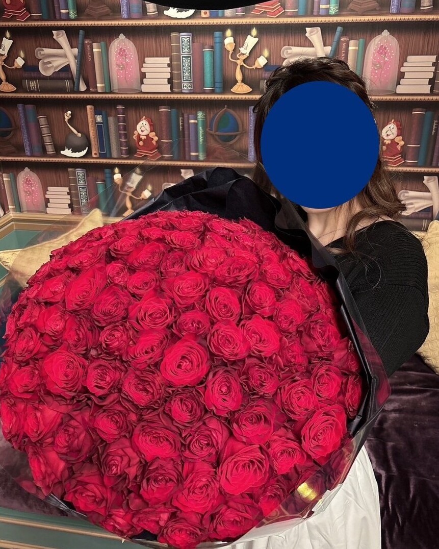 100本のバラの花束を贈るディズニープロポーズ
