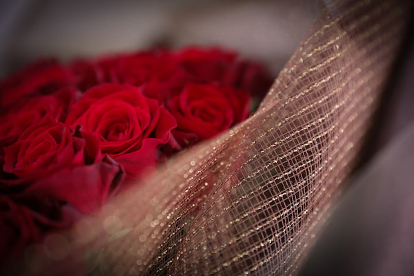心を込めて束ねる薔薇の花束