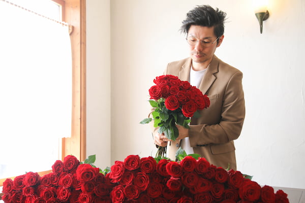 薔薇の花束を束ねるための高い技術
